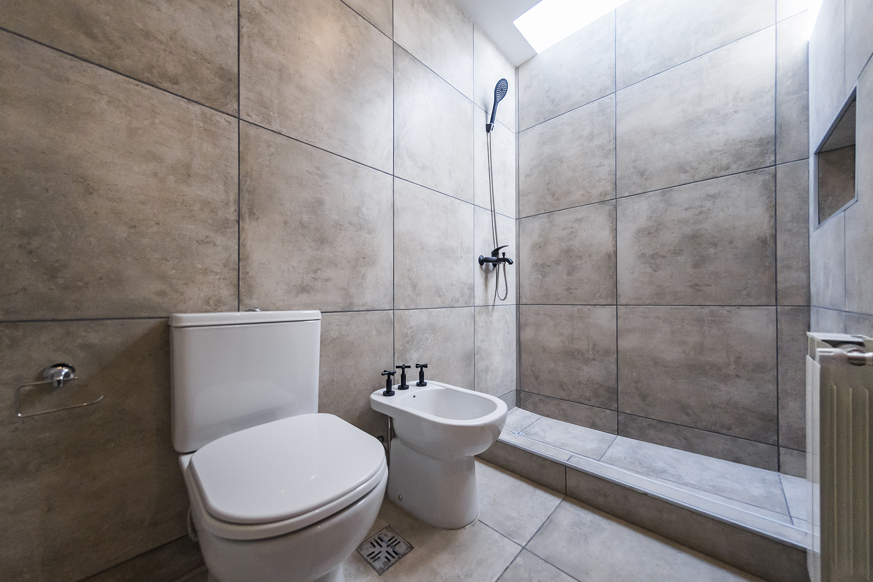 Baño Bogi 2 Baño minimalista ilumninado