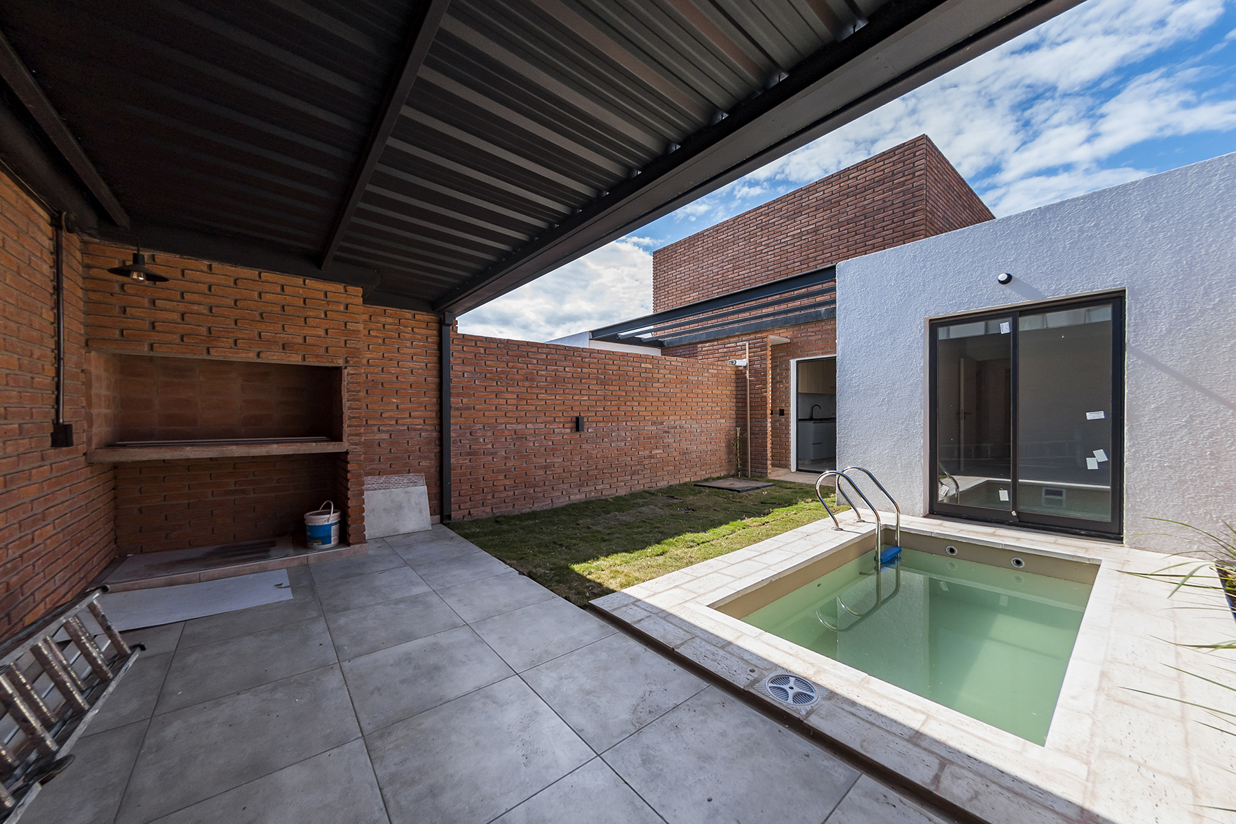 Patio Bogi1 Patio trasero con asador y pileta