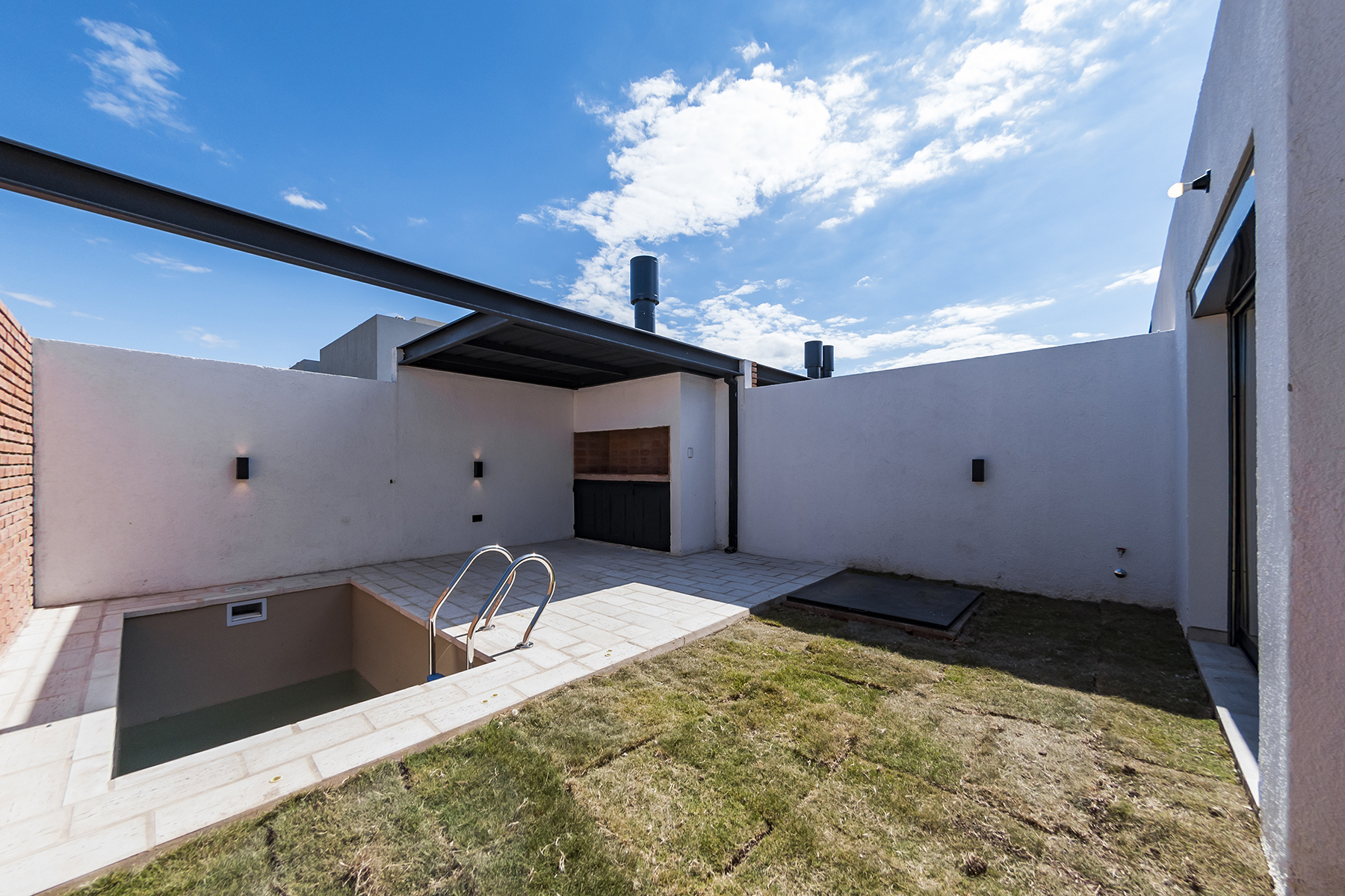 Patio Bogi2 Patio trasero con asador y piscina