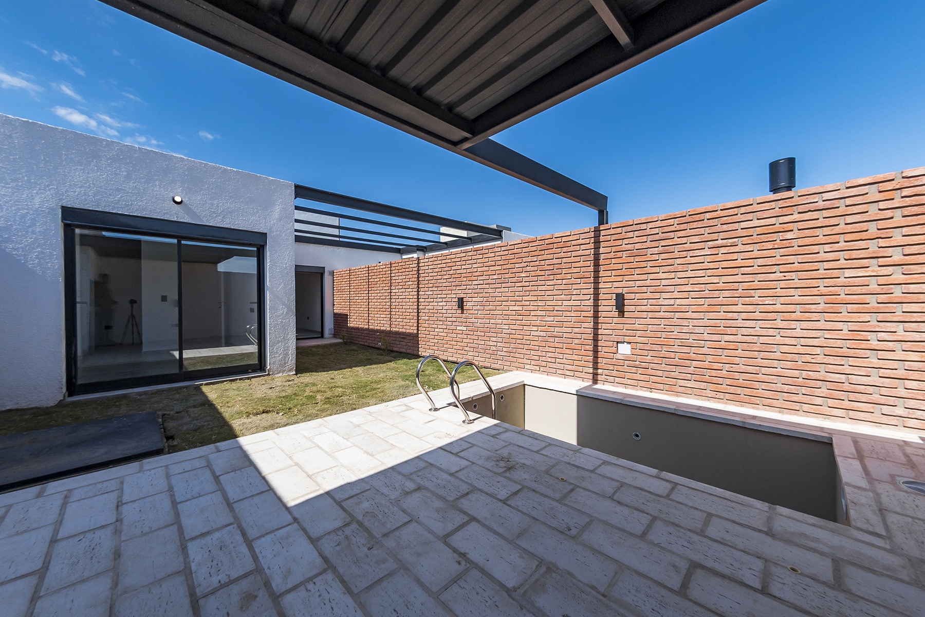 Patio Trasero Patio con piscina y quincho