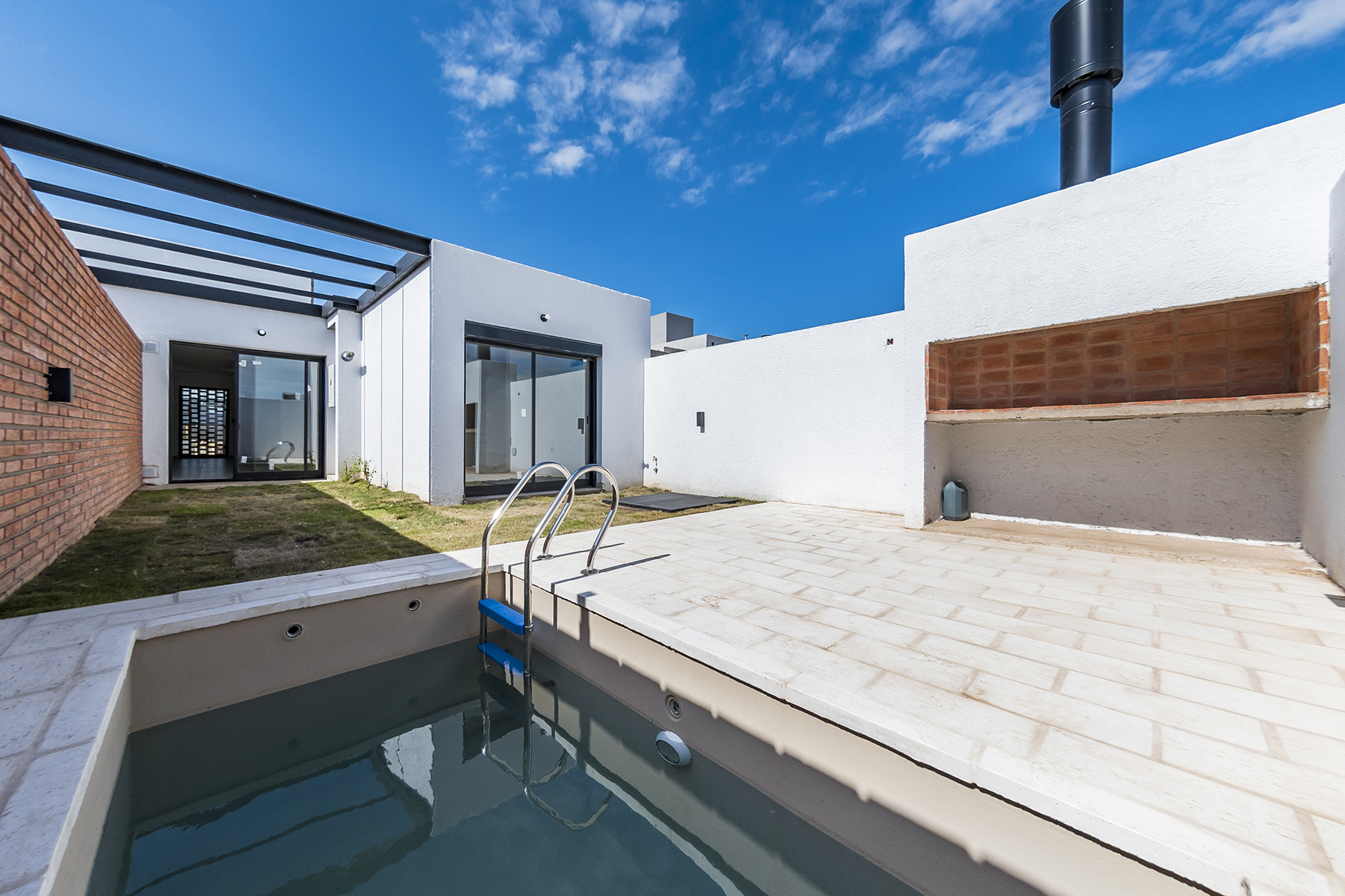 Quincho con asador y piscina Quincho con asador y piscina