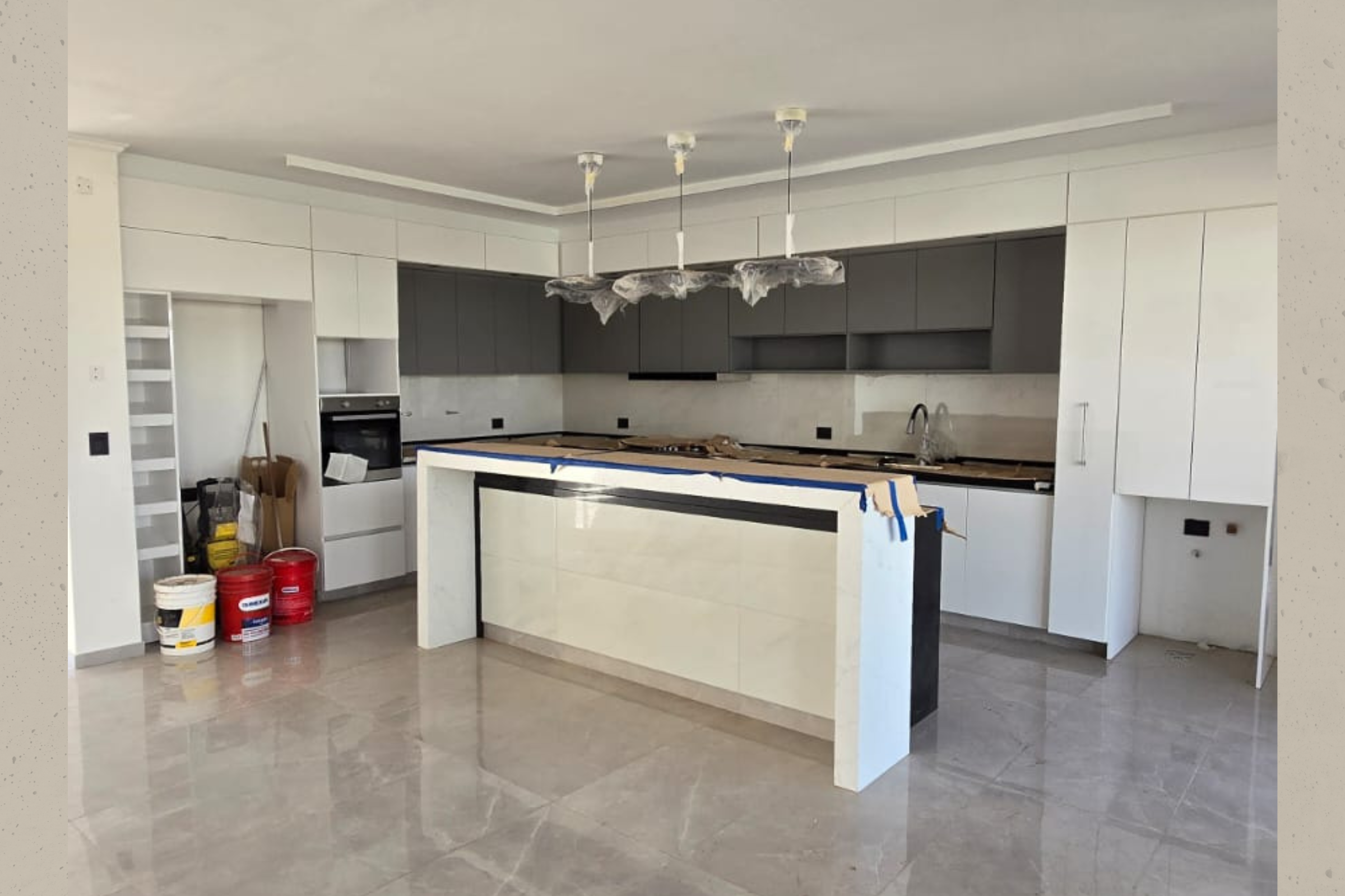 Diseño sin título Living con cocina integrada, mobiliario minimalista y tonos neutros