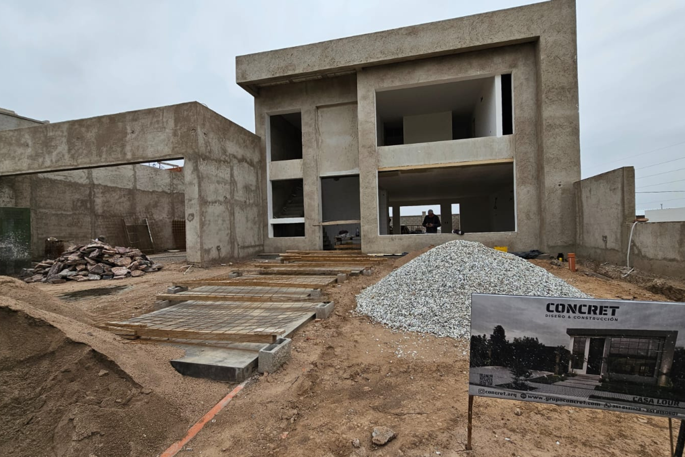 casa-minimalista-docta-cordoba Fachada de casa minimalista en Docta, con hormigón.