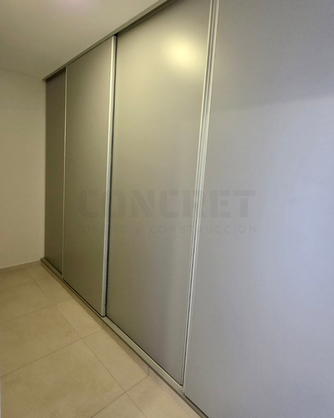 AM2 Placares empotrados con puertas corredizas en vivienda AM2.