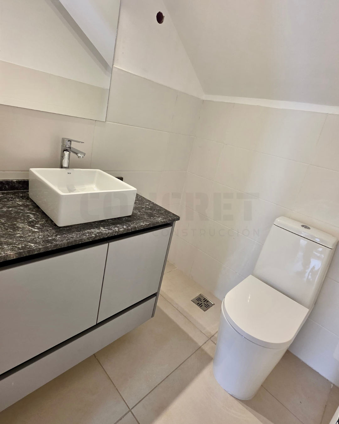 9. AM2 6 Toilette de AM2 ubicado bajo la escalera.